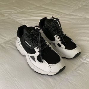 Adidas Falcon in Black and white. Size 6 1/2